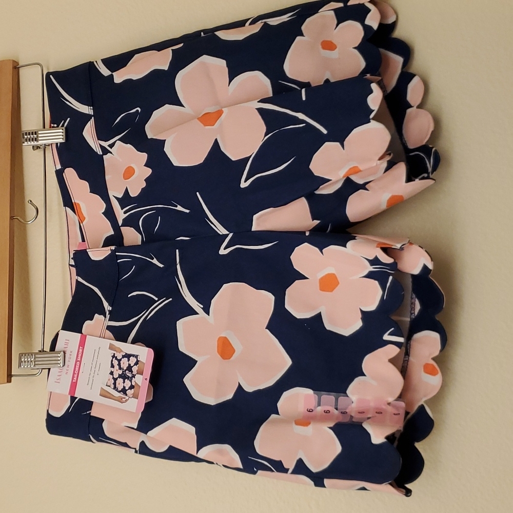 ISAAC MIZRAHI Scallop Hem Shorts with Oversized Floral Pattern